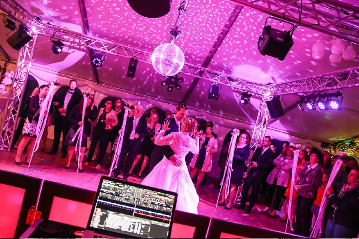 Der ultimative Leitfaden zur Beauftragung des perfekten Hochzeits-DJs