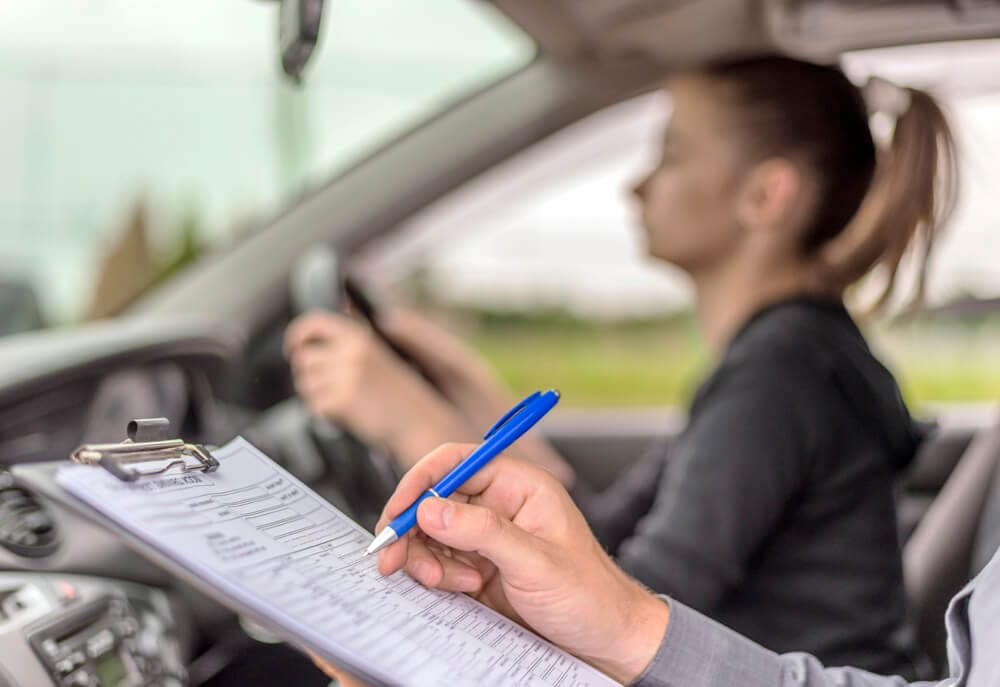 Hinter dem Lenkrad: Ihr Weg zum erfolgreichen Führerschein