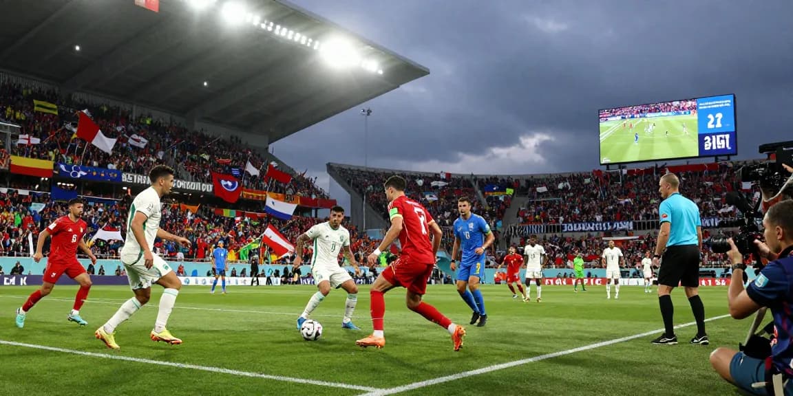 WM Fußball im Stadion mit Spielern in Aktion, leidenschaftlichen Zuschauern und dramatischer Atmosphäre