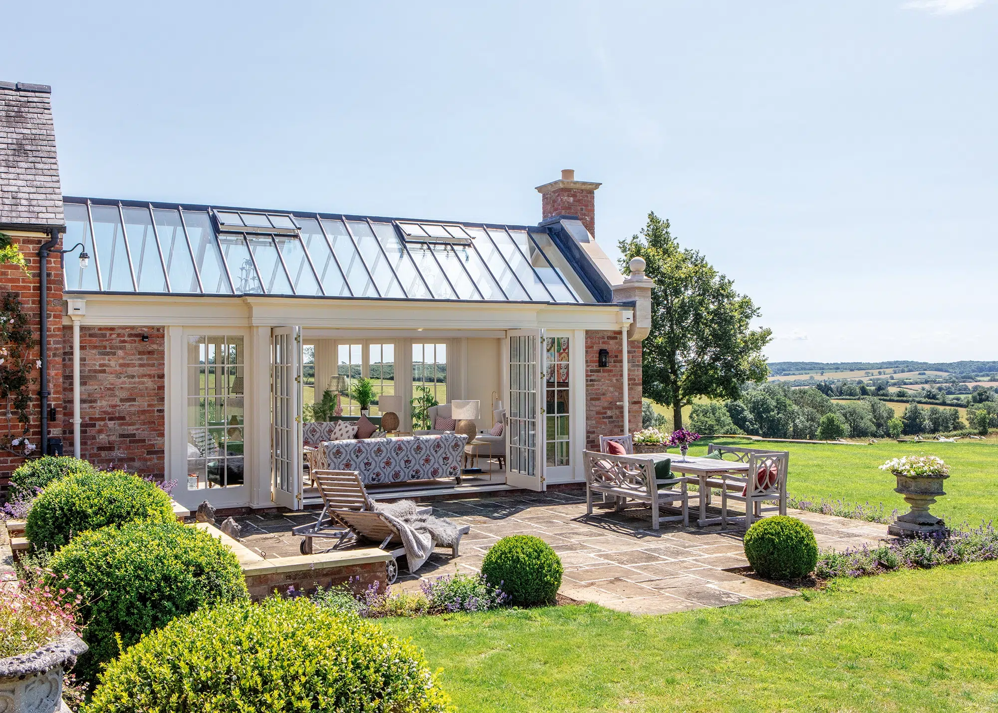 Moderne Architektur trifft Natur im Wintergarten Anbau Wohnzimmer