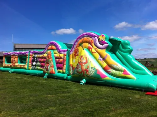 Die Magie der Aufblasbaren Glückseligkeit: EventModuleWelt's Hüpfburgen Bonanza