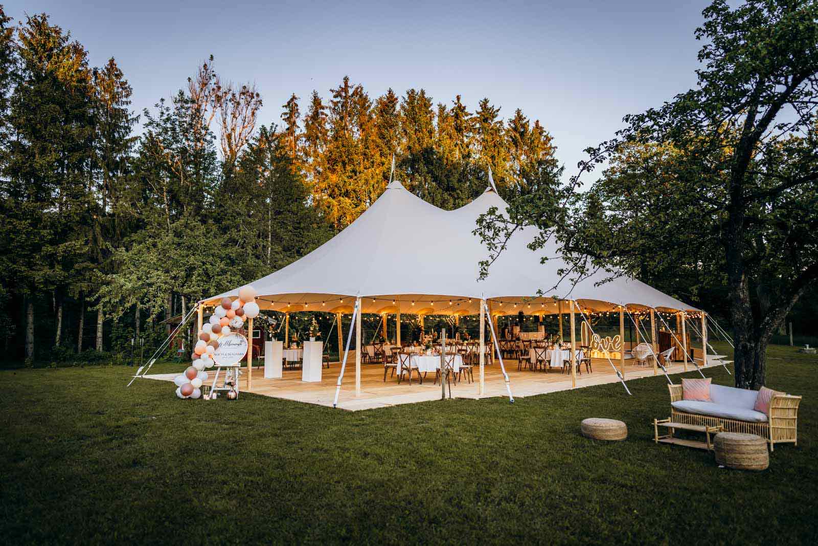 Romantische Hochzeit im Zelt: Ein Traum unter freiem Himmel