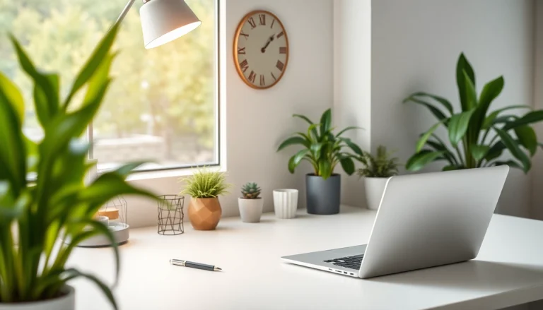 Stellenangebote auf einem modernen Arbeitsplatz anzeigen, Laptop und Pflanzen für eine einladende Atmosphäre.