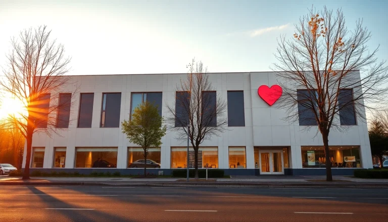 Modernes Gebäude mit Herz-Symbol an der Fassade, das für Gebäude mit Herz steht und Sauberkeit verspiegelt.